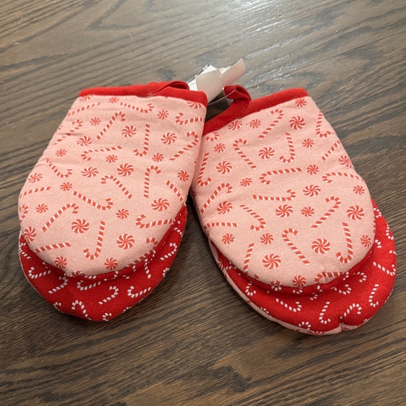 Max Studio Other - Max Studio Red and Pink Candy Cane Oven Mitts